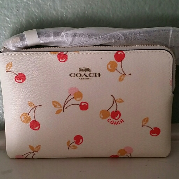 🍒COACH ZIP WRISTLET WITH CHERRY PRINT🍒🍒 - Picture 4 of 8